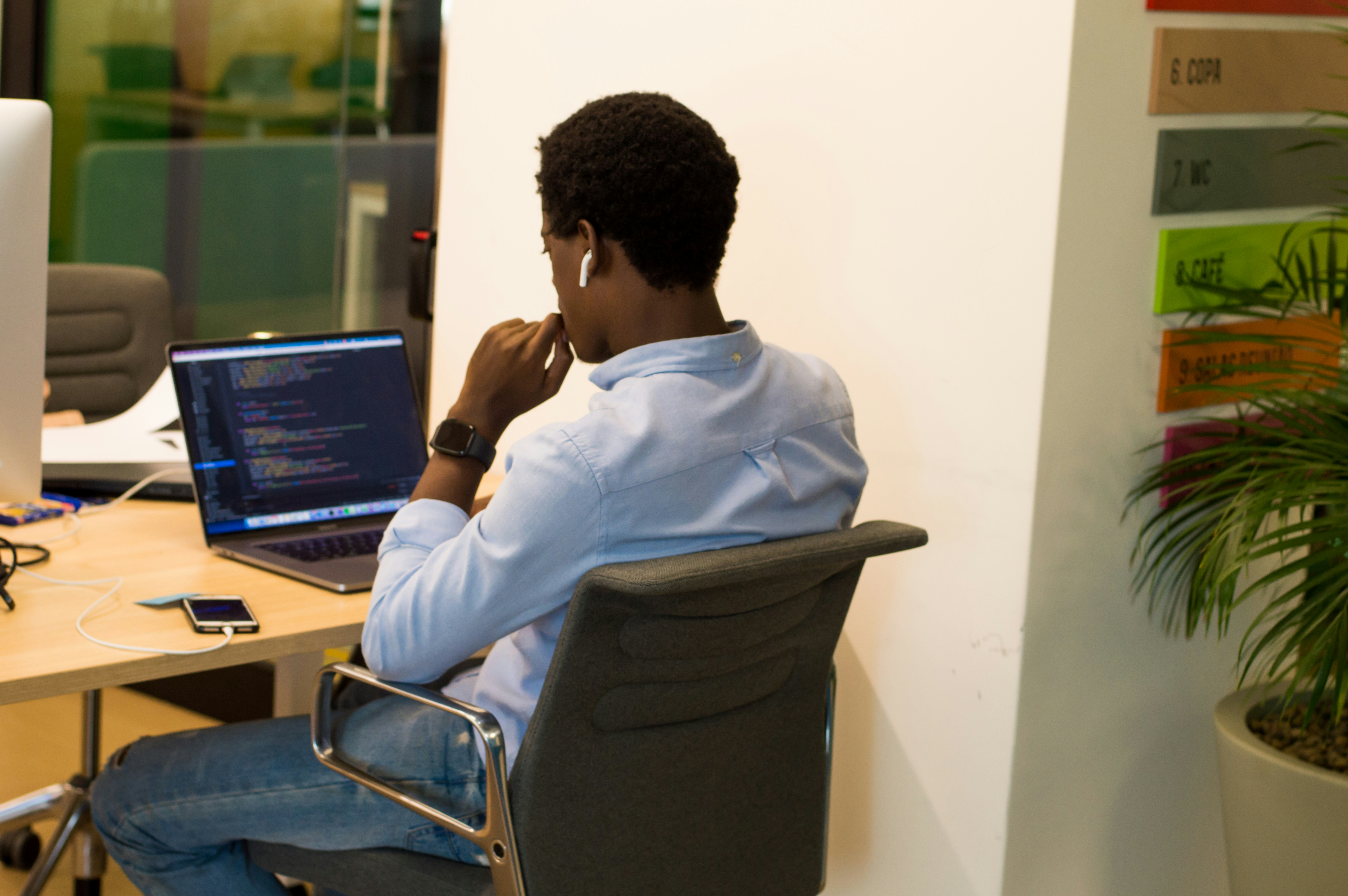 Réunion de travail sur un projet digital